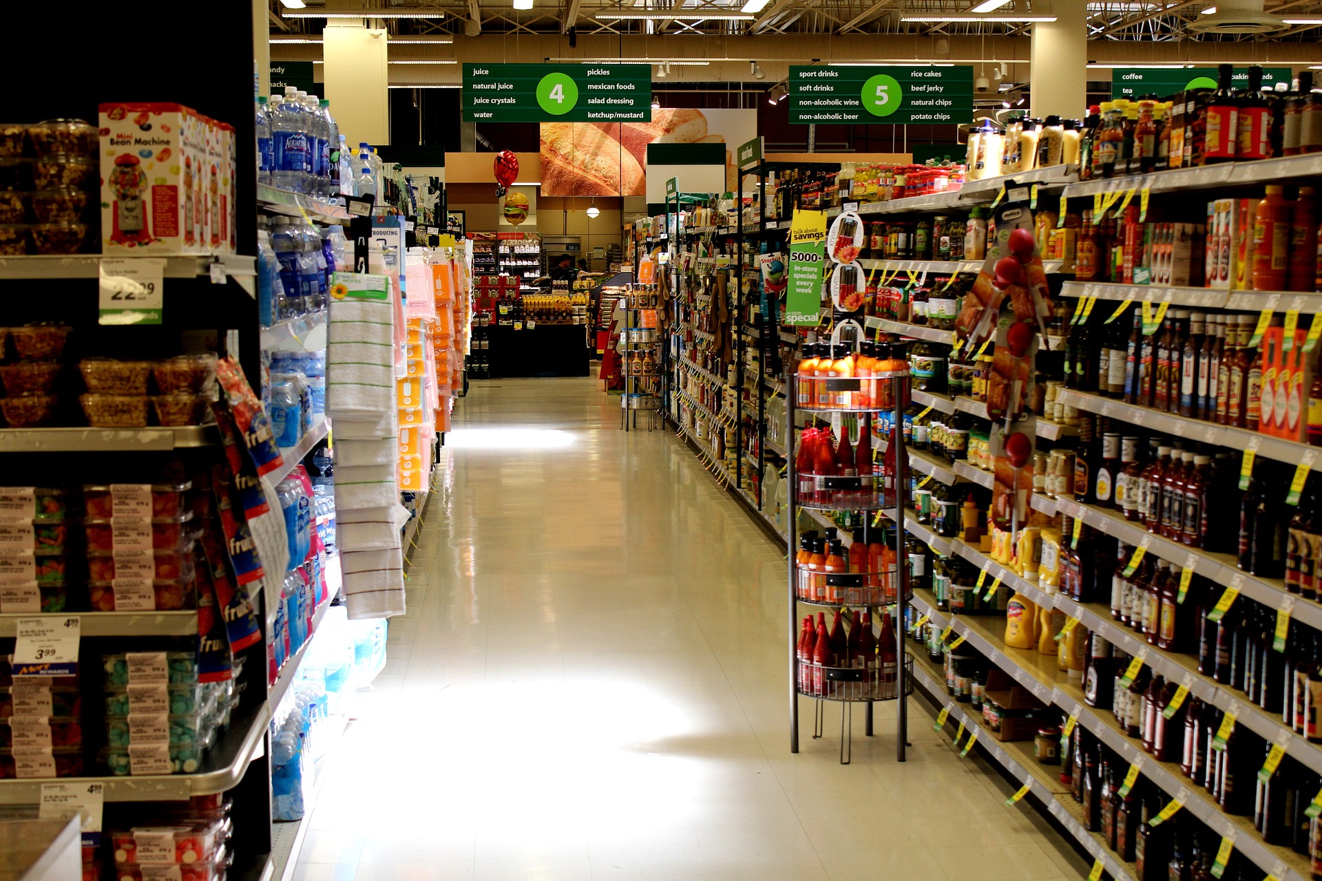 retail-1424043_1920 full grocery store aisle with extra display in the middle