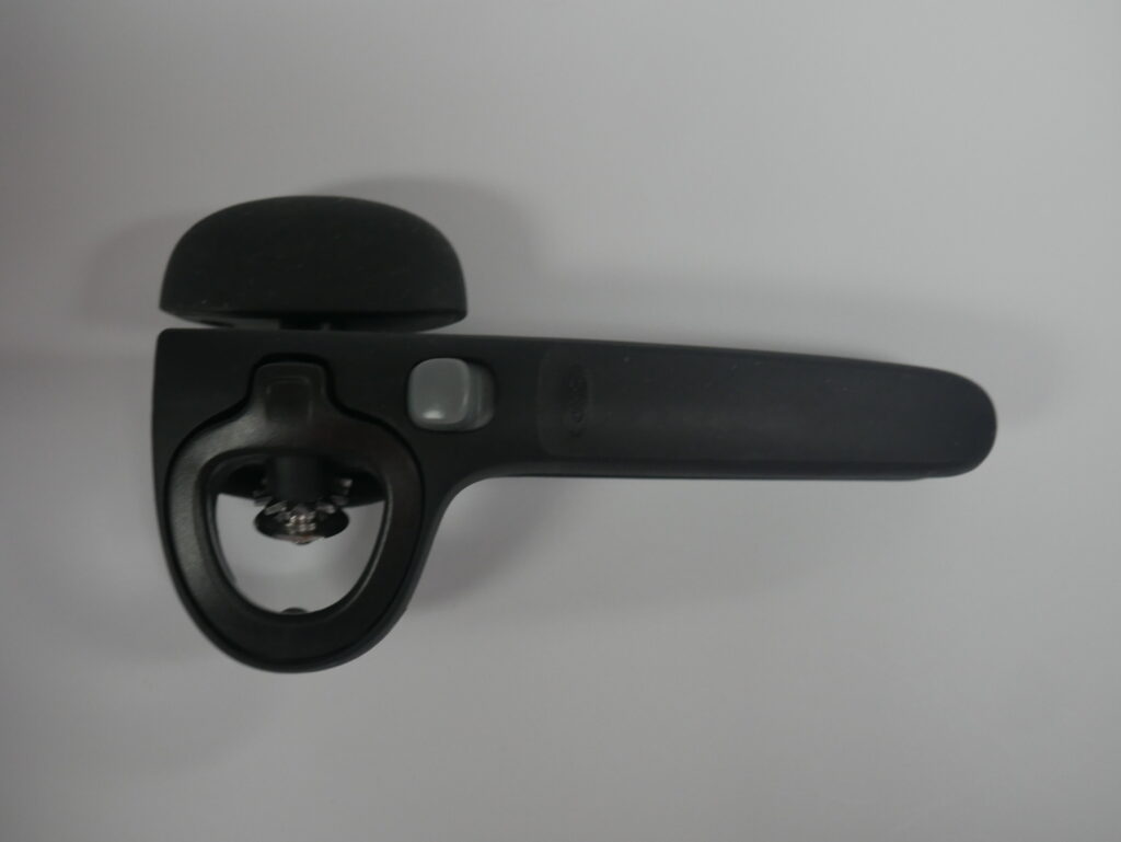 P1010537 Black OXO GG Locking Can Opener with Lid Catch